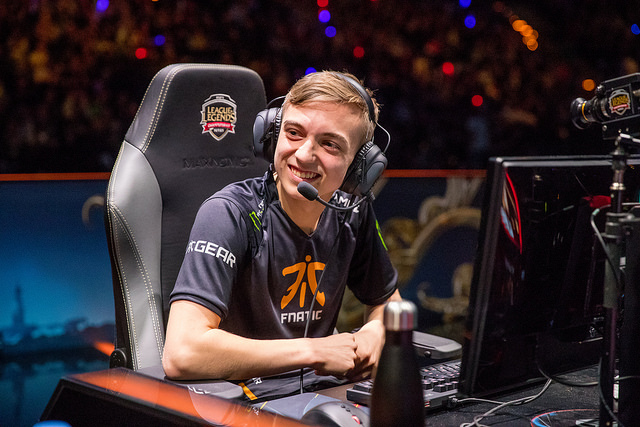 Caps sorrindo pela FNATIC em 2017.