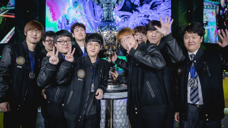 Samsung com a taça do mundial de LoL