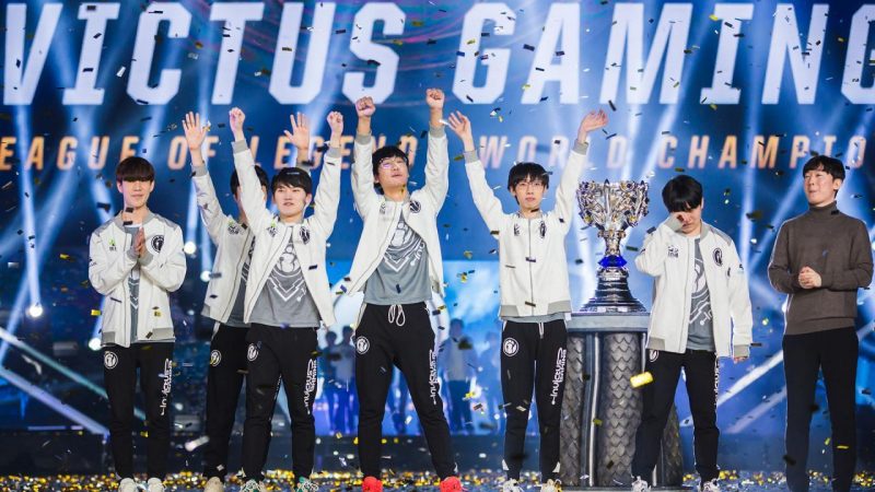 Invictus Gaming coemorando o título do Worlds 2018