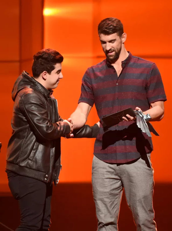 Foto de coldzera quando recebeu prêmio das mãos do Michael Phelps