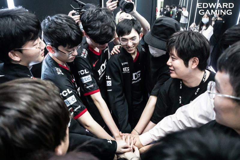 Foto do time da EDG na LPL 2021