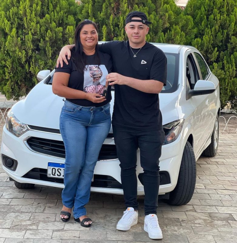 Foto do Kronos e sua mãe na frente do carro que o jogador comprou de presente