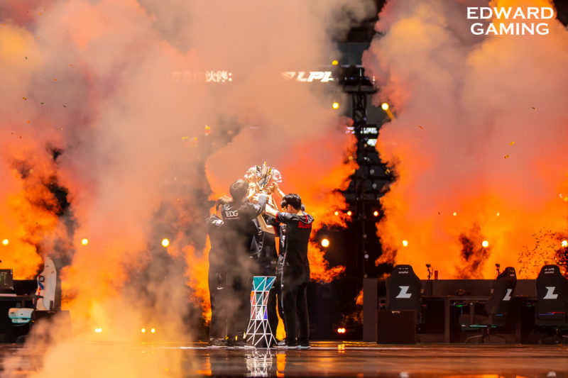 EDG levantando o troféu da LPL 2021