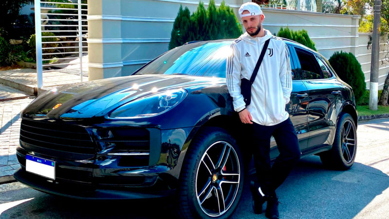 Táspio ao lado do seu novo carro