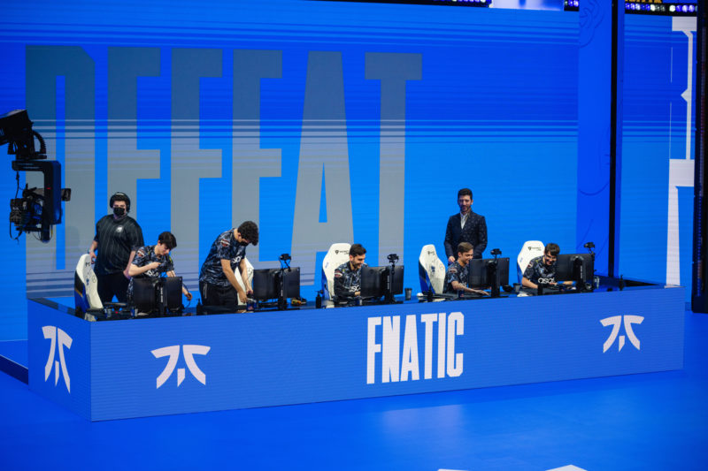 Fnatic no palco do Worlds 2021
