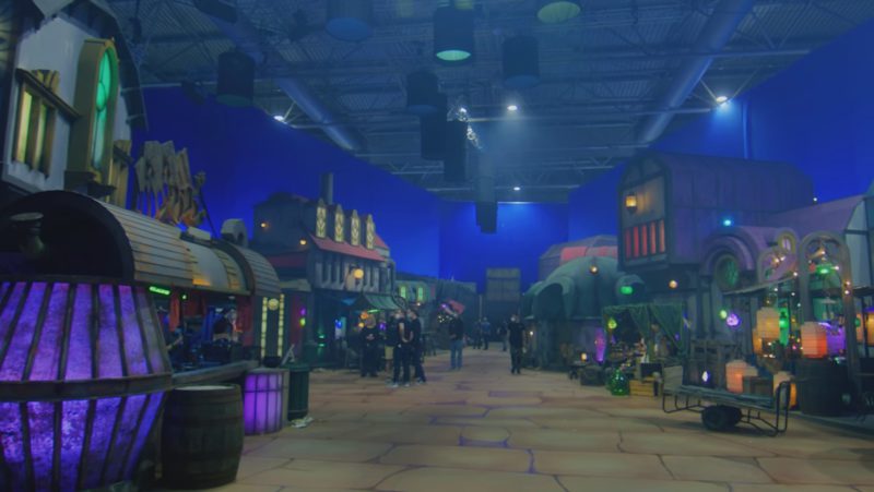 Cidade de Zaum sendo construida para gravações do show de abertura do Worlds 2021