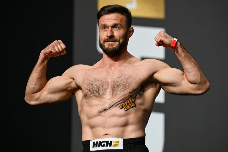 pashabiceps mostra físico em sua estreia como lutador