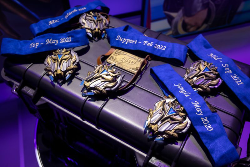 Imagem das medalhas feitas pela Riot Games para o streamer Tyler1,