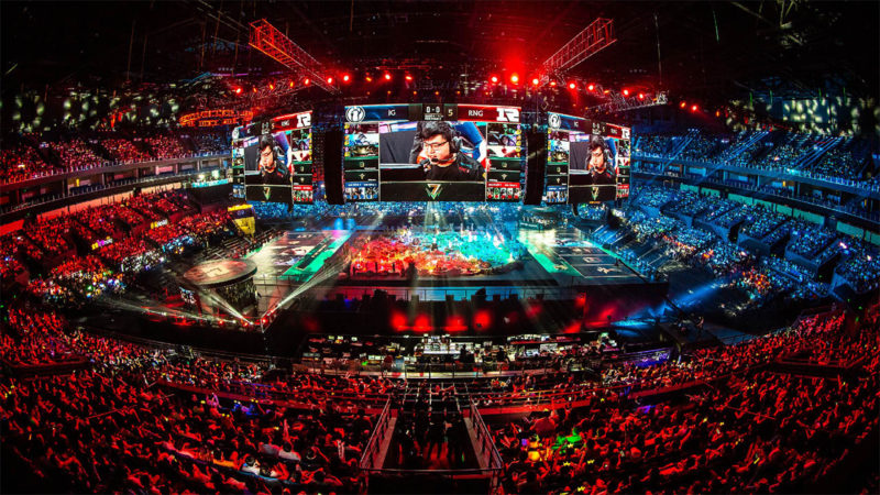 Imagem de um estádio lotado no Worlds, o mundial de League of Legends