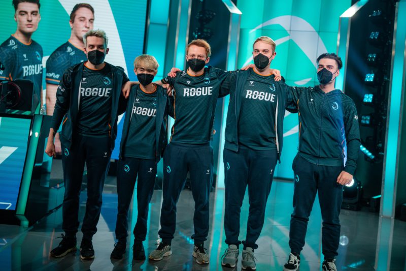 Imagem do time da Rogue na LEC 2022