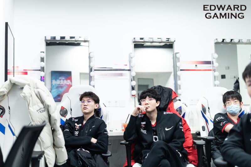 Imagem do time de LoL da EDG na LPL 2022