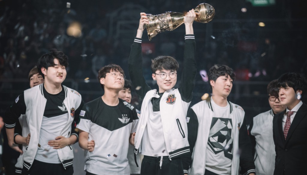 Imagem do FAker levantando o troféu do MSI 2017
