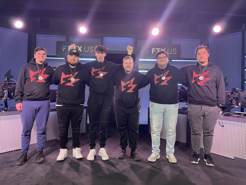 cxzi, segundo da esquerda para a direita, foi cortado da Strife durante partida 