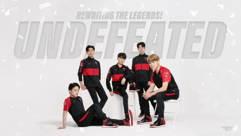 Imagem da T1 com a palavra "Undefeated" para simbolizar o split invicto na LCK 2022