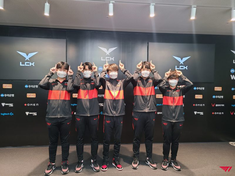 Imagem da equipe de LoL da T1 na LCK 2022