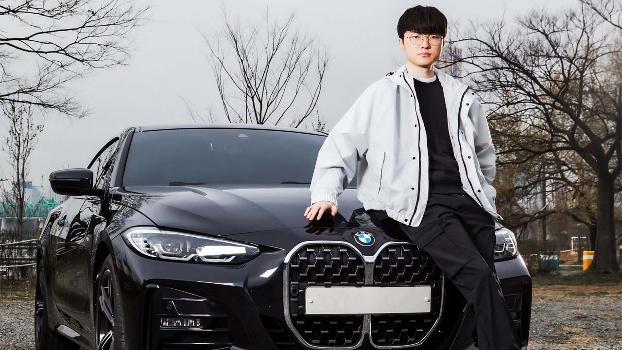 Imagem de Faker em sua BMW