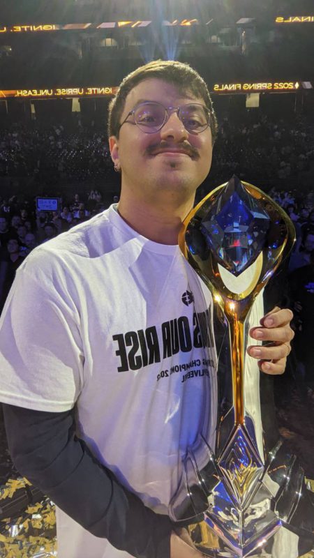 Imagem do Turtle com a taça da LCS 2022