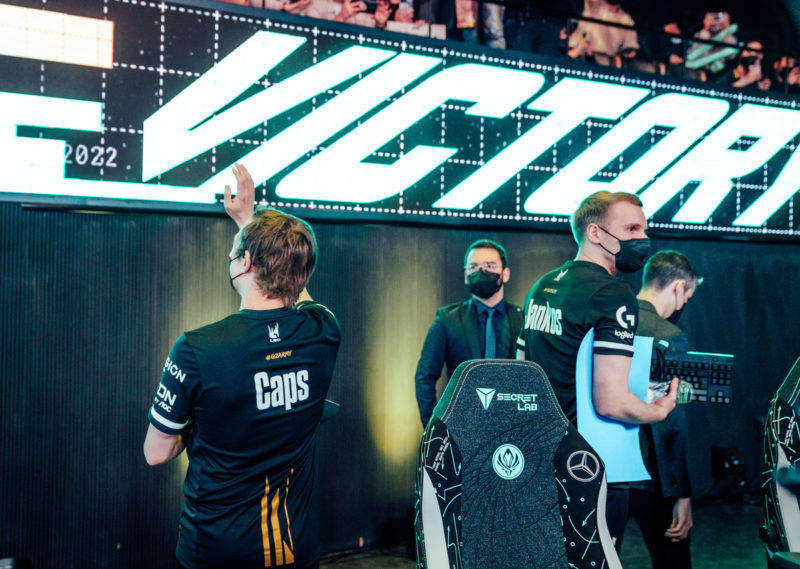 Imagem dos jogadores CAps e Jankos após vitória da G2 no MSI 2022