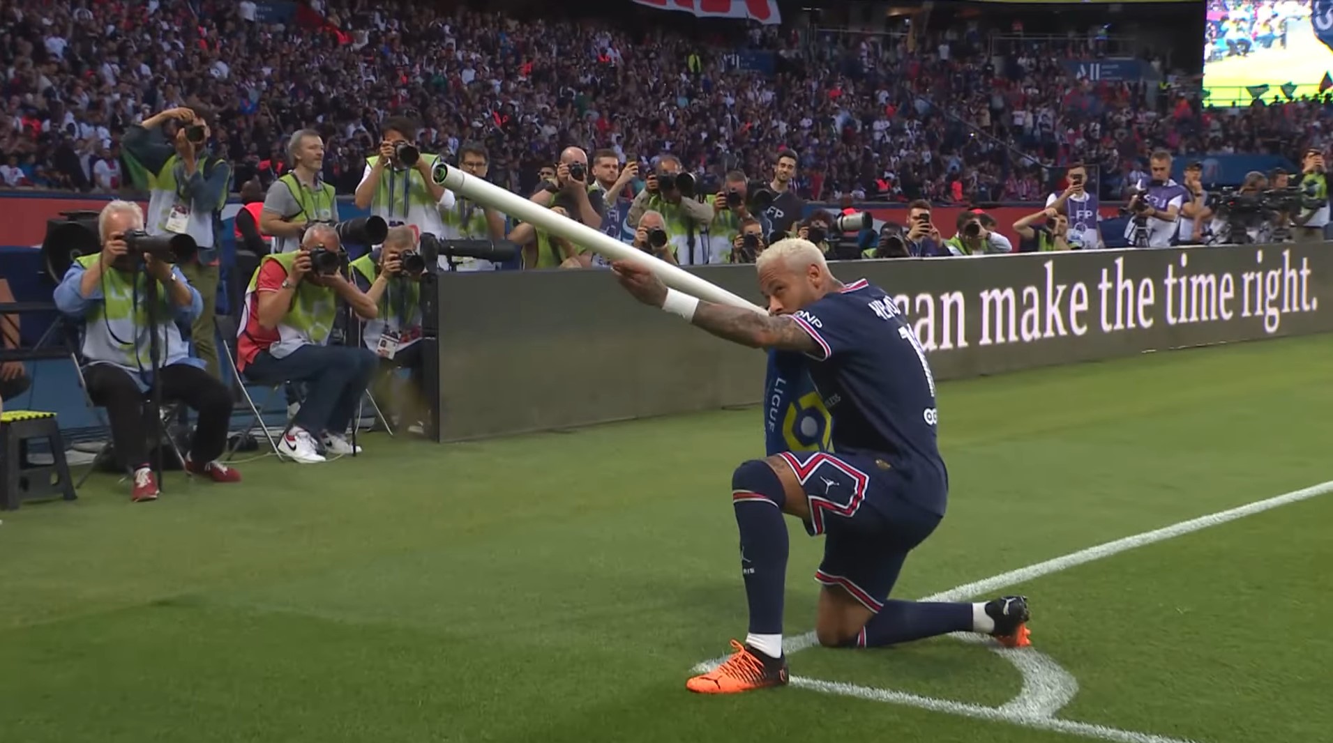 Imagem de Neymar comemorando o seu centésimo gol com referência ao CS:GO