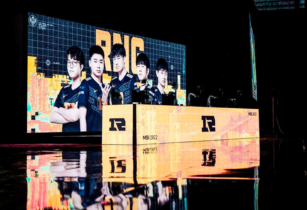 Imagem das cadeiras da RNG no palco do MSI 2022