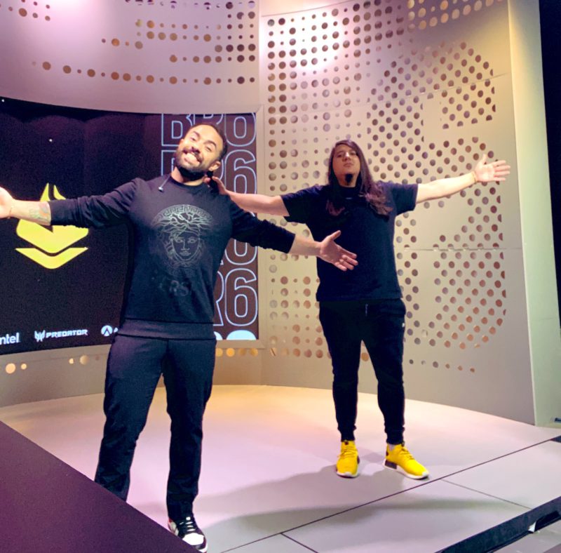 alezudo e Seiya, sua dupla de transmissão, durante o BR6