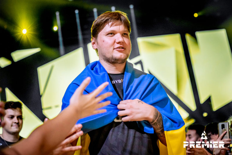 s1mple momentos antes de entra no palco para disputar a final da blast premier