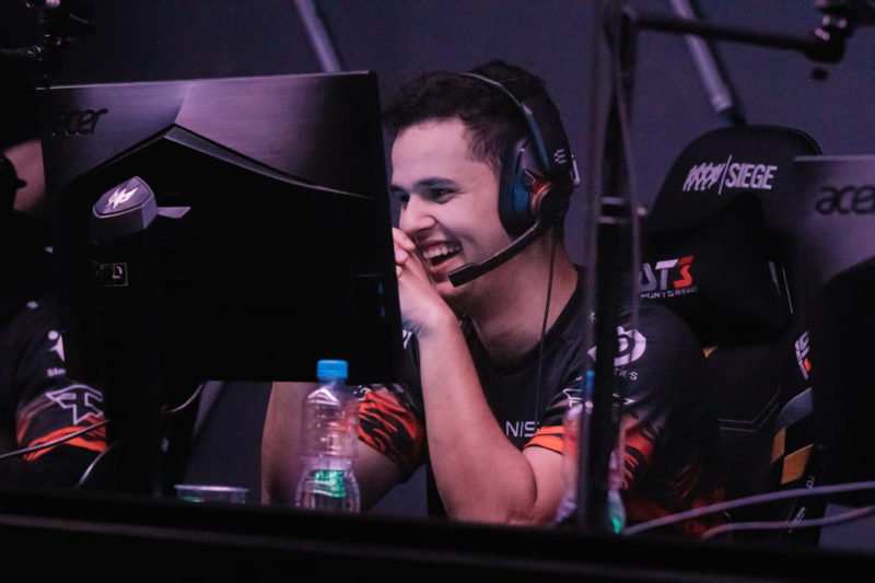 Cyber em partida com a FaZe Clan