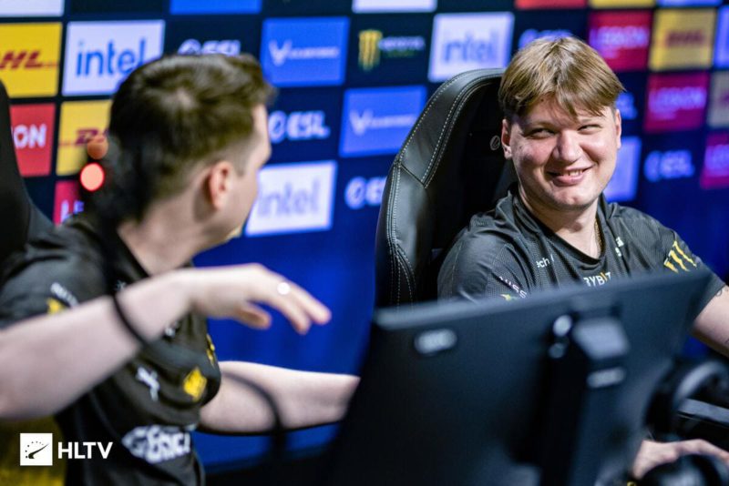 imagem do s1mple sorrindo durante pausa em partida da iem colgone 2022