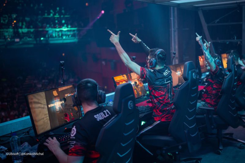 equipe da faze durante jogo contra a rogue na final do six major berlim 2022