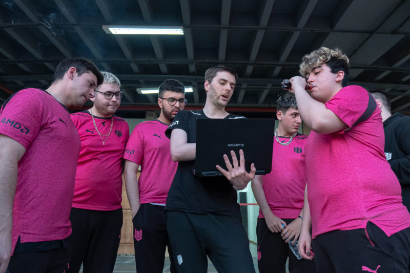 equipe da krü conversando antes do jogo contra a furia no valorant lcq 2022