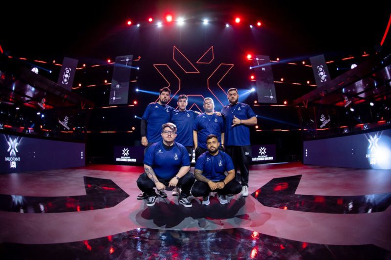 equipe da TBK no palco antes de partida pelo valorant lcq