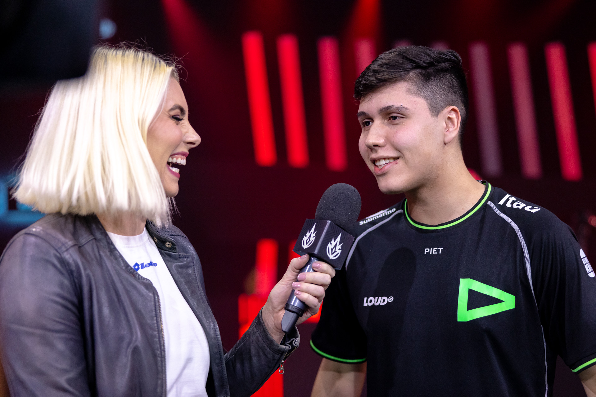 Imagem do atirador LOUD Brance dando entrevista no CBLOL 2022
