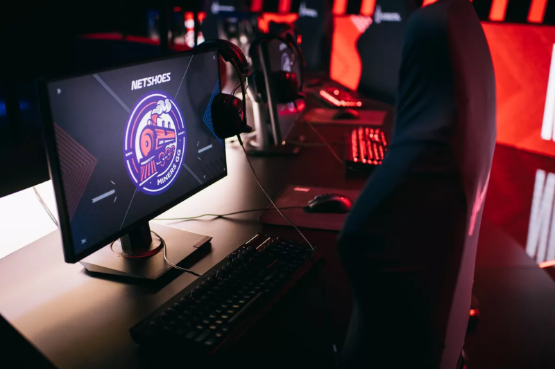 Imagem do logo da Miners em um dos computadores do CBLOL