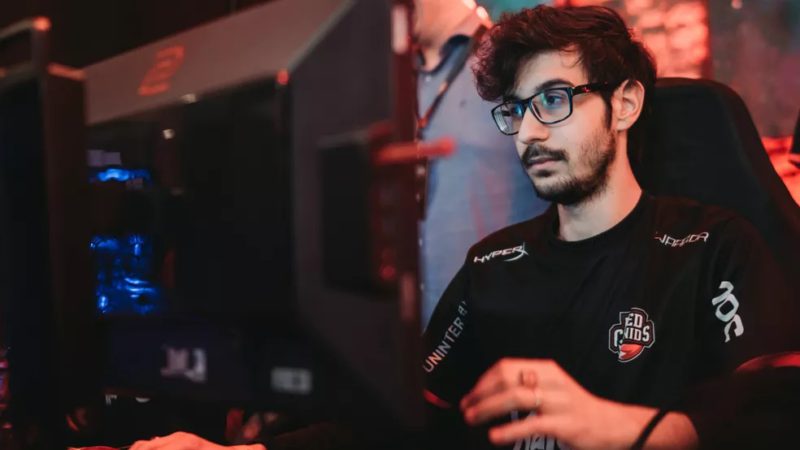 Revolta com a camisa da RED Canids e senta em frente ao computador