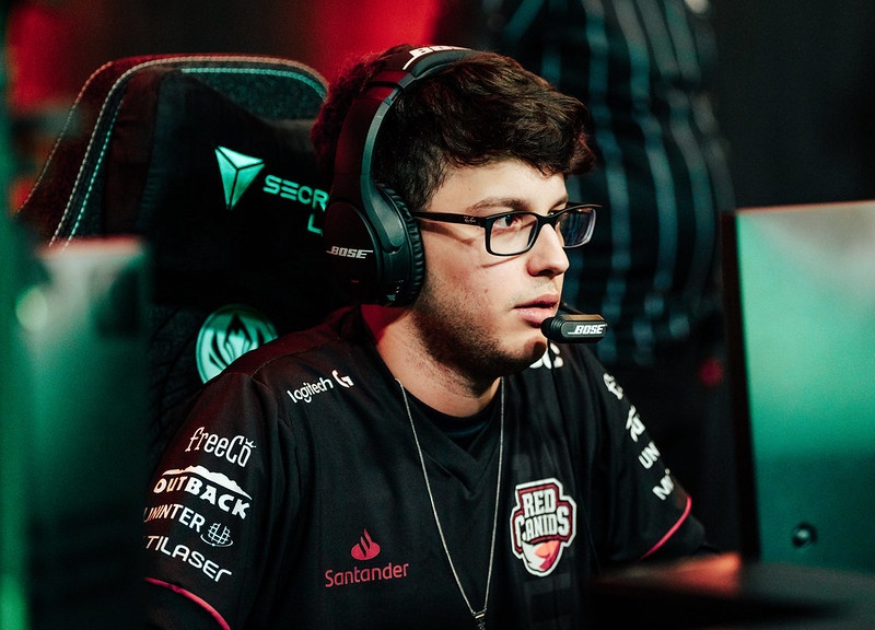 Grevthar sentado na cadeira e no palco do MSI 2022