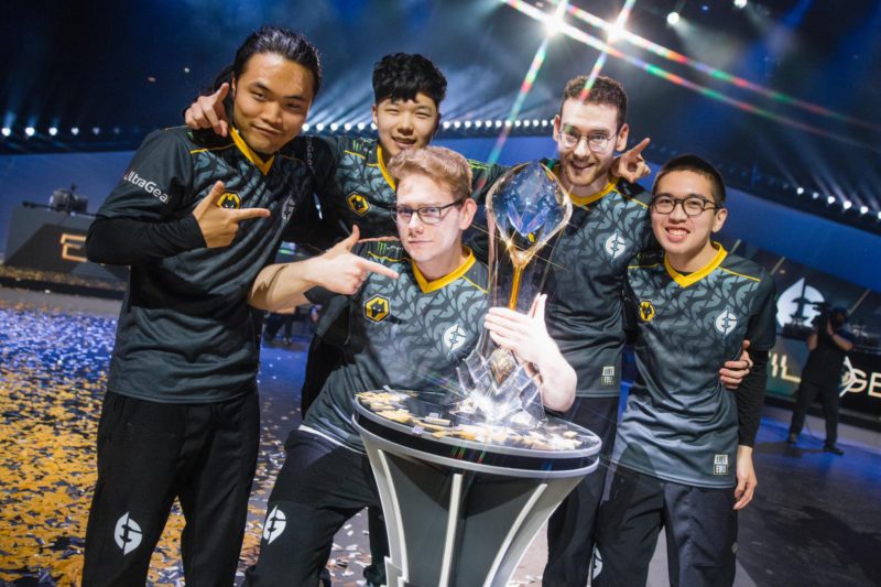 Elenco da Evil Geniuses com o troféu da LCS