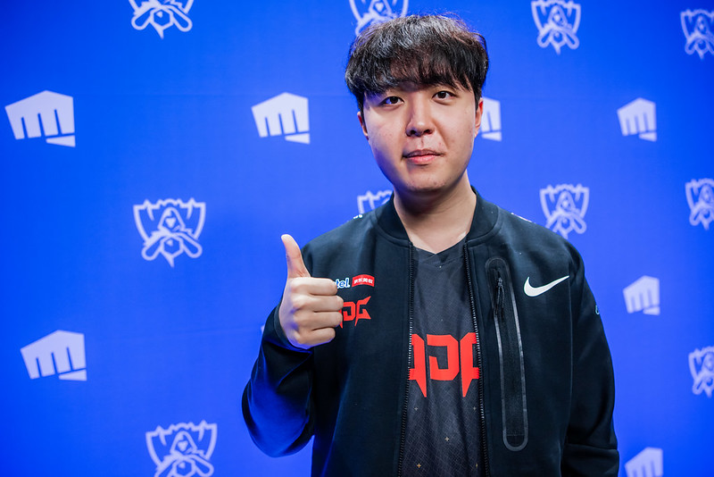 Kanavi, da JDG, no Worlds 2022