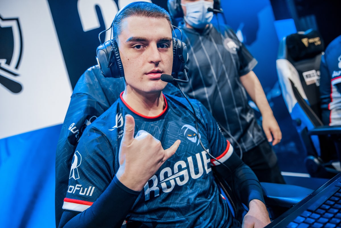 Imagem do atirador Comp, da Rogue, no Worlds 2022