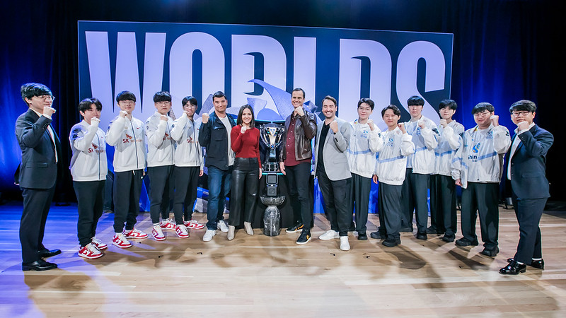 Jogadores e executivos no Media Day da Riot Games