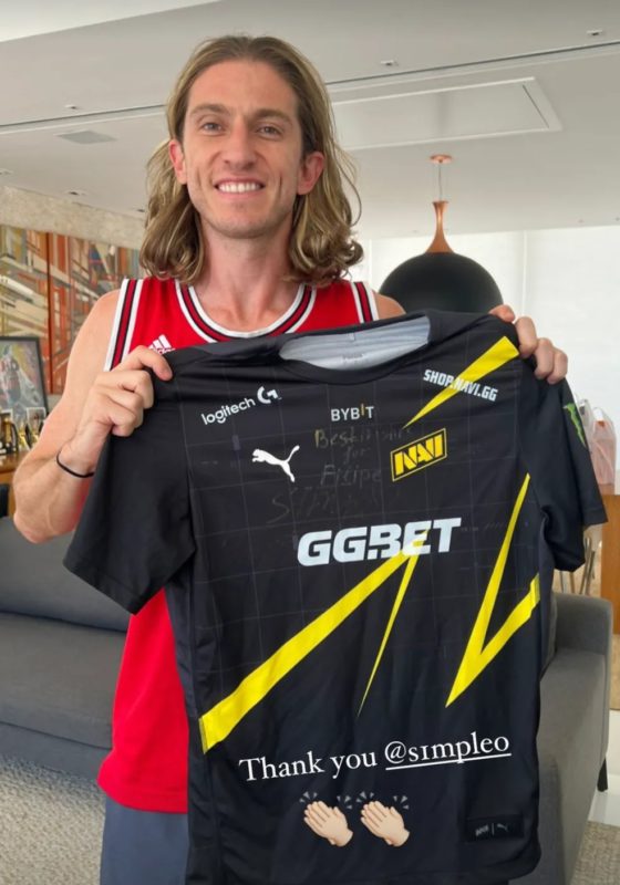 Camisa que s1mple enviou para Filipe Luís