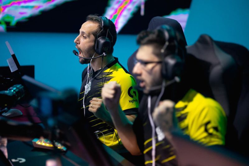 bld comemora com companheiros de equipe da oddik durante o vct br 2023