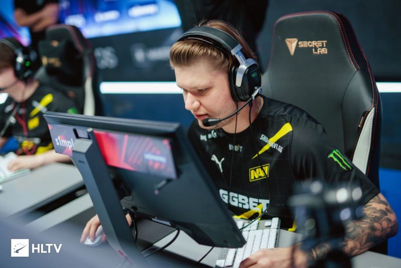 s1mple concentrado durante partida da navi na blast premier spring groups 2022
