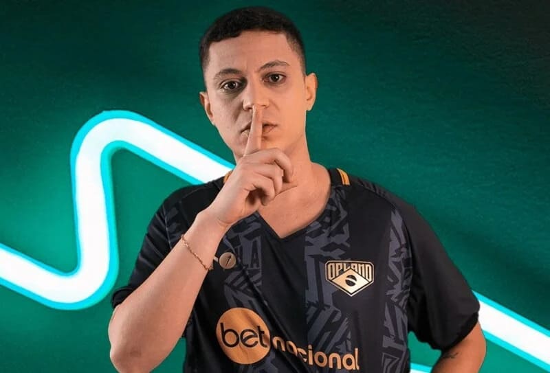 caike durante media day de apresentação n'o plano