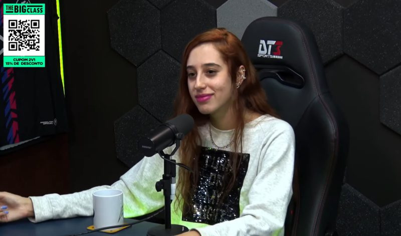 tabs durante entrevista no 2v1 Podcast