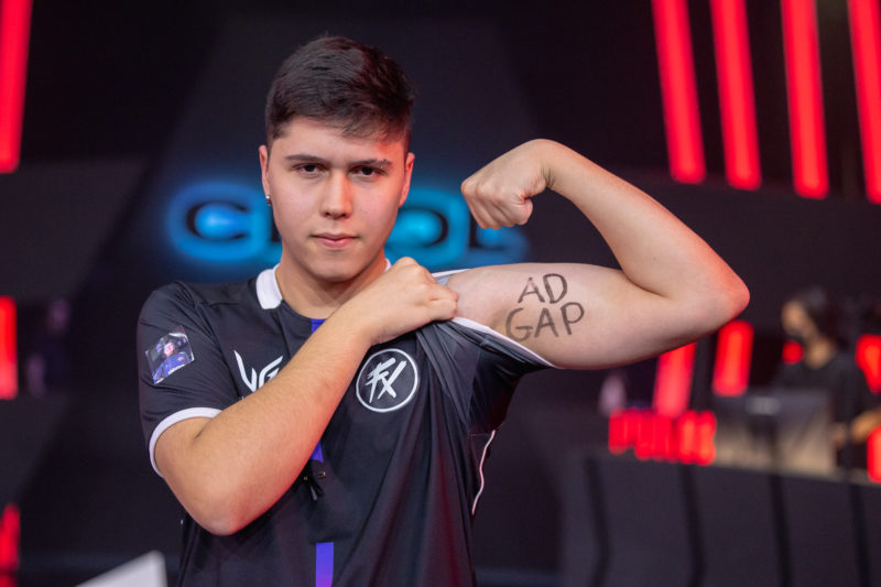 Imagem do Brance com &quot;AD Gap&quot; escrito no Braço durante o cBLOL 2023