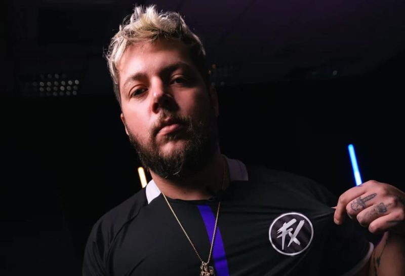 zews com a camisa do fluxo no media day do treinador