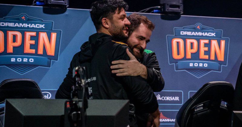 fallen e fer se abraçam durante a dreamhack open