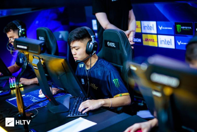insani concentrado durante partida do mibr na iem katowice 2023