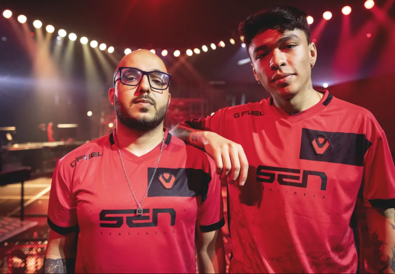 Foto de Sacy e pANcada, jogadores da Sentinels e ex-LOUD