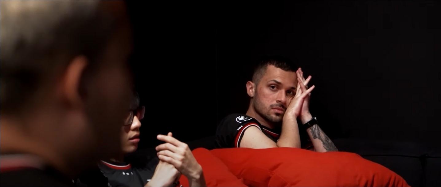 Cariok discursa para elenco da paiN